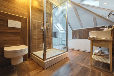 Superior Double Room, Sea View | Bathroom | Shower, rainfall showerhead, free toiletries, hair dryer