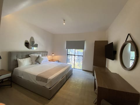Deluxe Suite | In-room safe, desk, laptop workspace, iron/ironing board