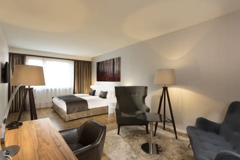 Hypo-allergenic bedding, minibar, in-room safe, desk