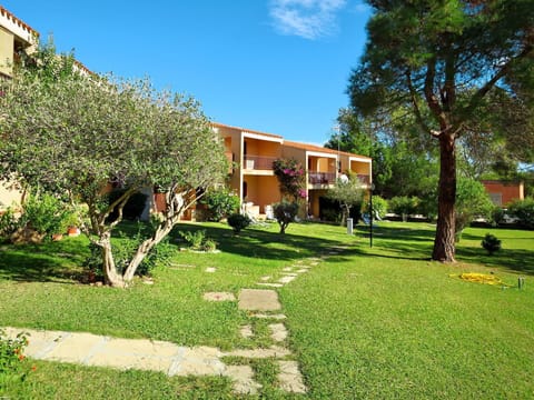 Property, Residential Area, Real Estate, House, Neighbourhood, Home, Grass, Building, Tree, Yard