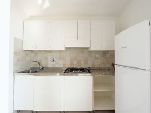 Cabinetry, Kitchen Sink, Property, Sink, Countertop, Building, Kitchen Stove, Kitchen, Kitchen Appliance, Tap