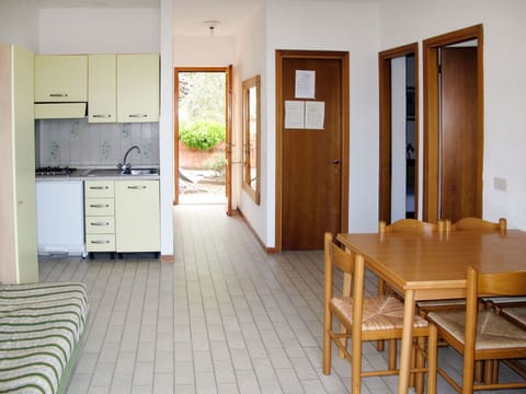 Room, Property, Furniture, Floor, Building, House, Interior Design, Table, Real Estate, Door