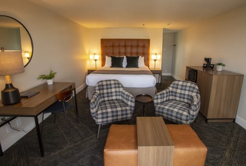 King Standard Room with Partial Ocean View | Desk, blackout drapes, iron/ironing board, free WiFi