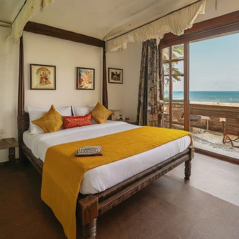 Clouds lounge | Premium bedding, down comforters, in-room safe, desk
