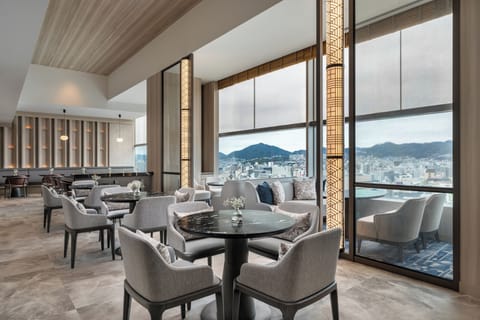 2 restaurants; breakfast, lunch, and dinner served