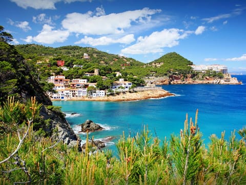Water, Sky, Daytime, Azure, Building, Coastal And Oceanic Landforms, Body Of Water, Landscape, Beach, Natural Landscape