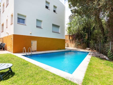 Plant, Water, Property, Building, Swimming Pool, Blue, Azure, Shade, Wood, Window