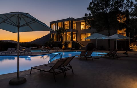 Seasonal outdoor pool, pool umbrellas, sun loungers