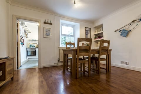 Shell Cottage - 2 Bedroom Holiday Home - Tenby (279)