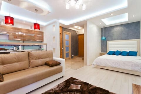 Deluxe Studio Suite | Hypo-allergenic bedding available, in-room safe, iron/ironing board