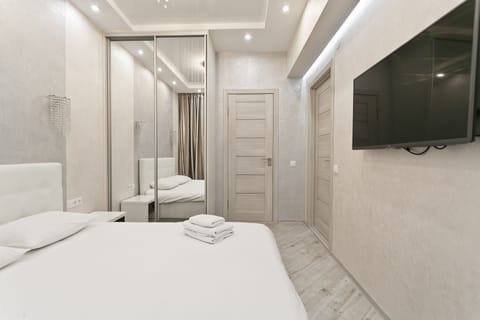 Deluxe Apartment (floor 4) | 2 bedrooms, hypo-allergenic bedding available, in-room safe