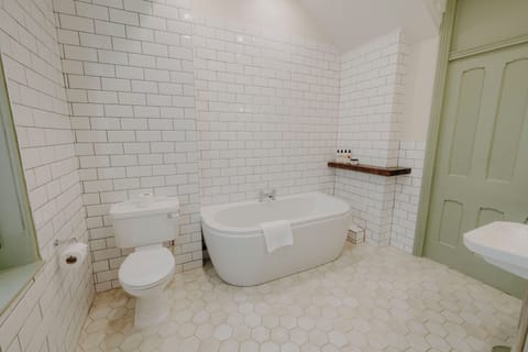 Suite | Bathroom | Combined shower/tub, free toiletries, hair dryer, towels
