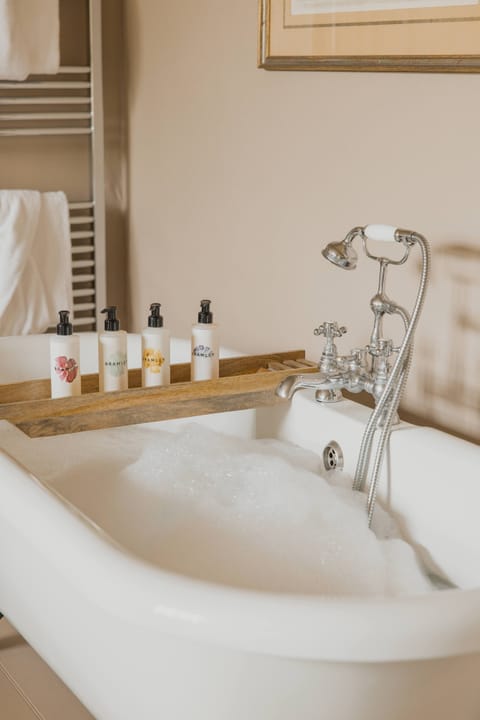 Deluxe Double Room | Bathroom | Combined shower/tub, free toiletries, hair dryer, towels