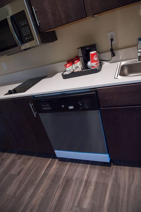 Single King Suite, Accessible Shower, Non Smoking | Private kitchenette | Mini-fridge, microwave, coffee/tea maker