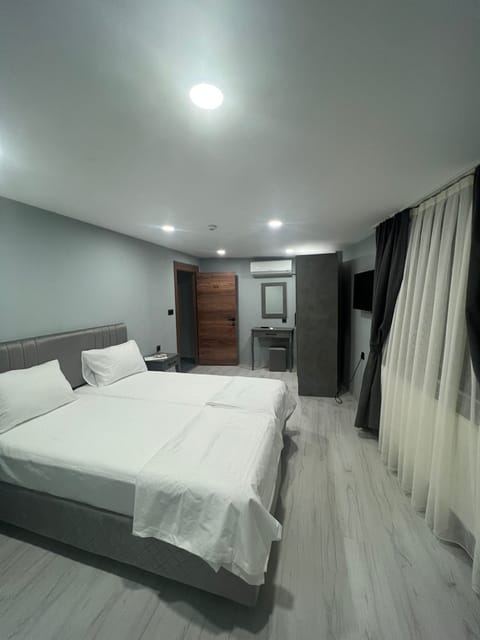 Standard Double Room | Minibar, desk, soundproofing, iron/ironing board