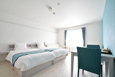 Twin Room with Extra Bed | In-room safe, desk, blackout drapes, free WiFi