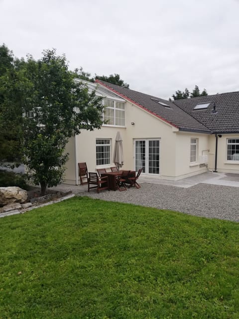 Butterfly Lodge with terrace and garden — outdoor furniture and private parking