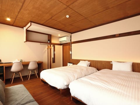 STAY1LargeTwinRoom | Down comforters, desk, laptop workspace, free WiFi