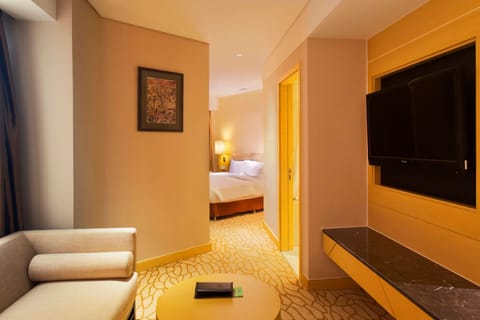 Minibar, in-room safe, desk, iron/ironing board