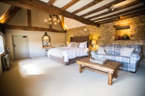 Suite, 1 King Bed, Bathtub | Desk, iron/ironing board, free WiFi, bed sheets