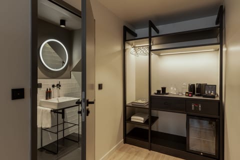 Double Room (5) | Bathroom | Shower, hair dryer, towels, soap