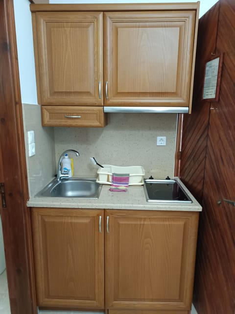 Standard Twin Room (2) | Private kitchenette | Fridge, stovetop, coffee/tea maker, electric kettle