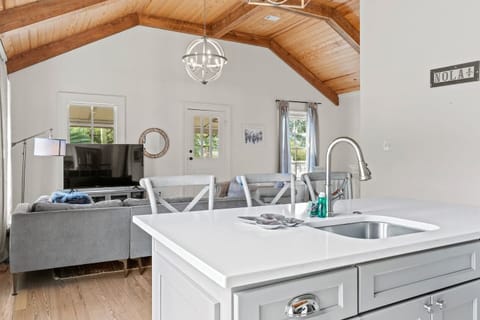 Dining and Kitchen Area| Plenty of counter space to use while cooking or eating!