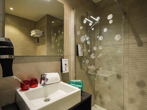 Premium bedding, in-room safe, desk, blackout drapes