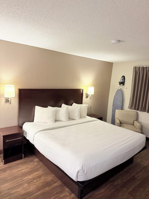 Room, 1 King Bed, Non Smoking | Desk, blackout drapes, iron/ironing board, free cribs/infant beds