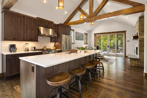 Pine Breeze: - Beautifully appointed great room.