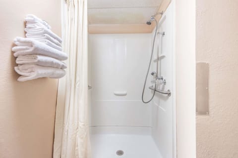 Room, 1 Queen Bed, Accessible, Non Smoking (Mobility Accessible) | Bathroom | Shower, hair dryer, towels
