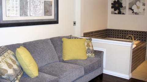 Deluxe Room, 1 King Bed, Non Smoking, Jetted Tub | Pillowtop beds, blackout drapes, iron/ironing board, free WiFi