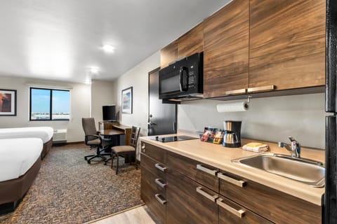 Combined shower/tub, free toiletries, hair dryer, towels