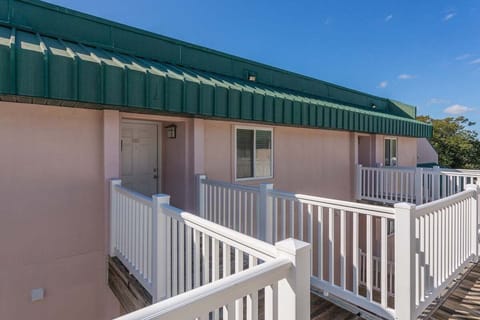 Shipwatch 312 - Entry walkway to condo