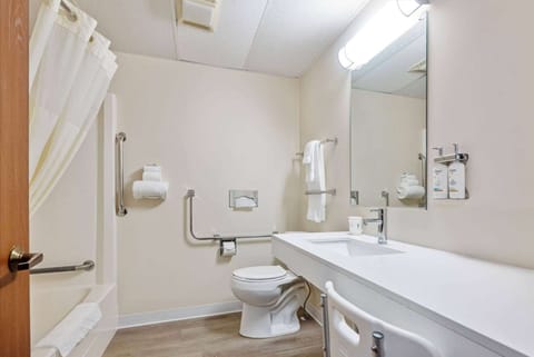 Room, 1 King Bed, Accessible, Non Smoking (Bathtub w/ Grab Bars) | Bathroom | Combined shower/tub, hair dryer, towels