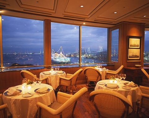 4 restaurants; breakfast, lunch, dinner, and brunch served