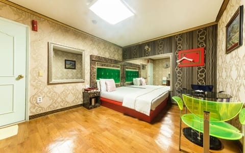 Premium bedding, laptop workspace, blackout drapes, free WiFi
