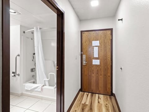 Room, 1 King Bed, Mobility Accessible, Non Smoking (Bathtub W/grab Bars) | 1 bedroom, desk, blackout drapes, free WiFi