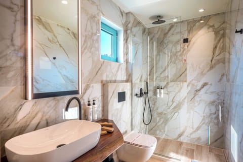 Lux Suite with Outdoor Jacuzzi | Bathroom | Shower, rainfall showerhead, free toiletries, hair dryer