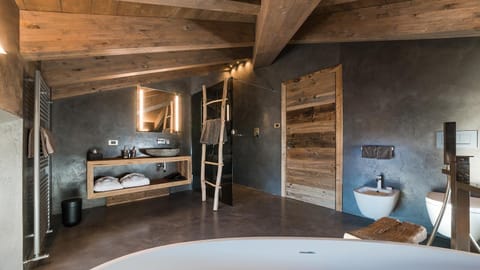 Superior Double or Twin Room | Bathroom | Designer toiletries, hair dryer, bathrobes, slippers