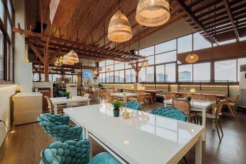 2 restaurants; breakfast, lunch, dinner, and brunch served