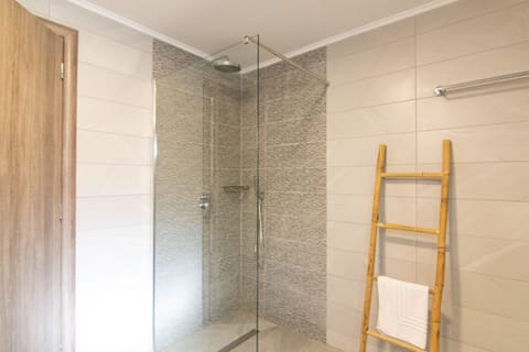 Partial Sea View 45m2 Room With Balcony | Bathroom | Shower, free toiletries, hair dryer, towels