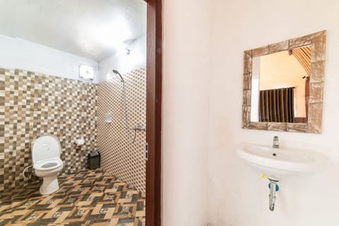 Deluxe Cottage | Bathroom | Shower, bidet, towels, soap