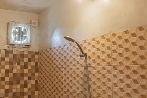 Deluxe Cottage | Bathroom | Shower, bidet, towels, soap