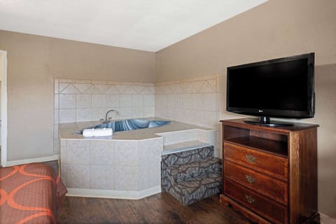 Deluxe Room, 1 King Bed, Smoking | Jetted tub