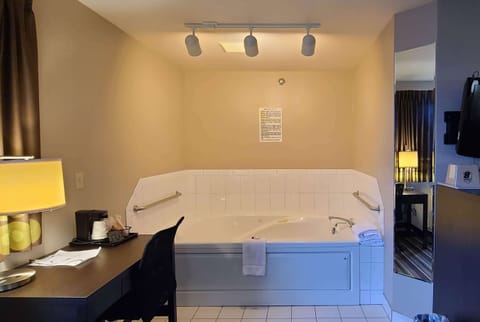 Premium bedding, in-room safe, desk, free cribs/infant beds