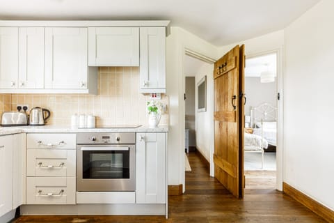 Traditional Cottage (Coach House) | Interior