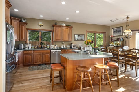 42-inch TV with satellite channels, Netflix, Hulu