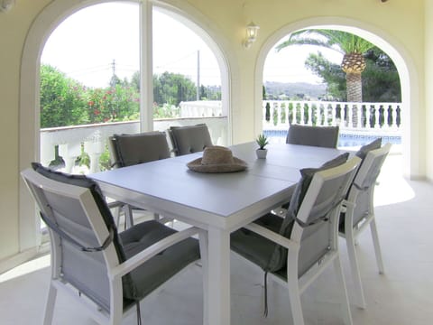 Table, Furniture, Property, Chair, Plant, Interior Design, Shade, Floor, Building, Wood