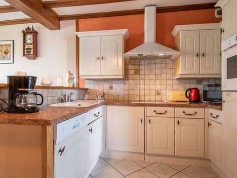 Cabinetry, Countertop, Property, Building, Kitchen, Drawer, Wood, Kitchen Appliance, Kitchen Stove, Interior Design